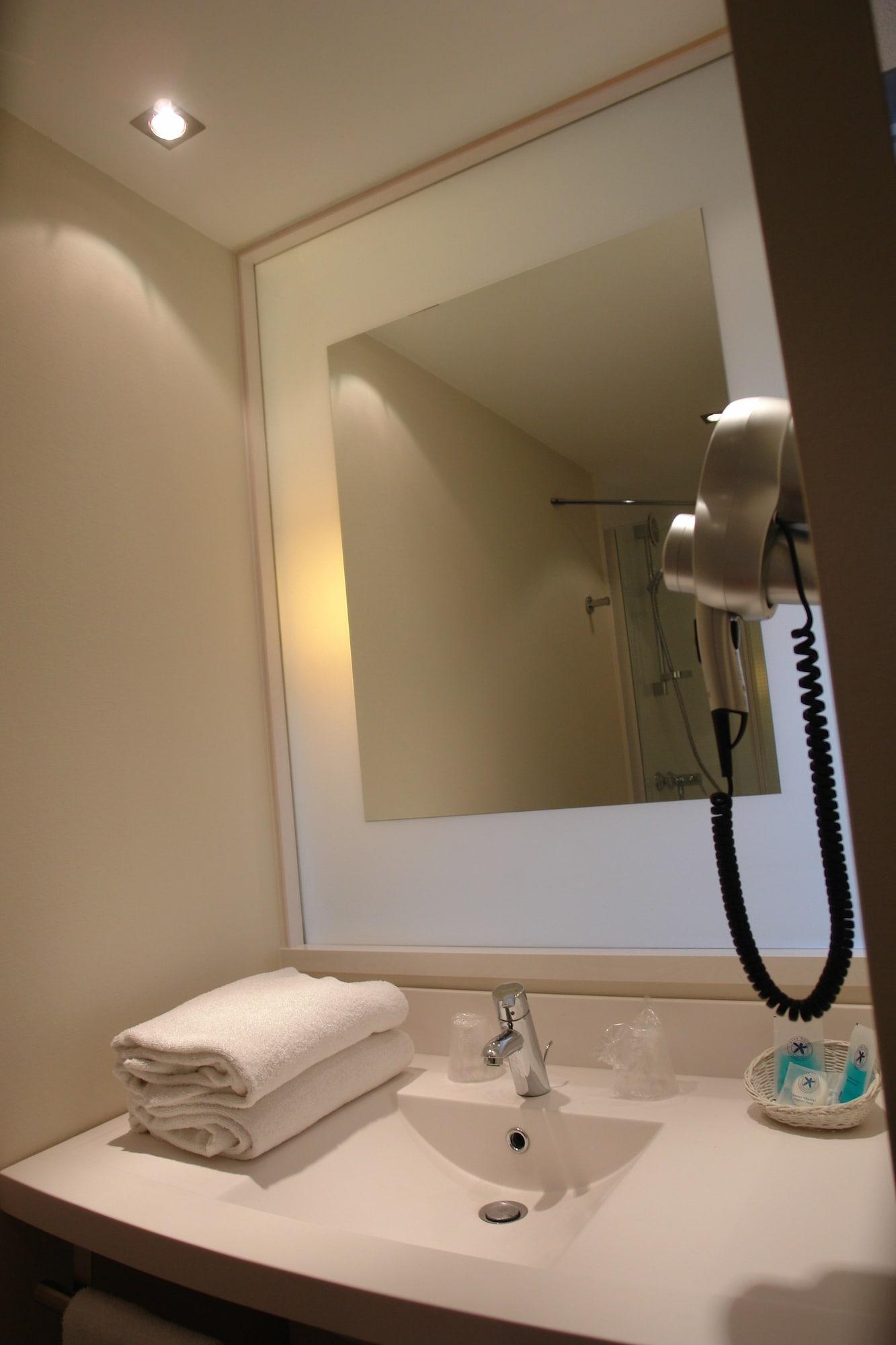 Hotel Ibis Styles Chinon Exterior foto