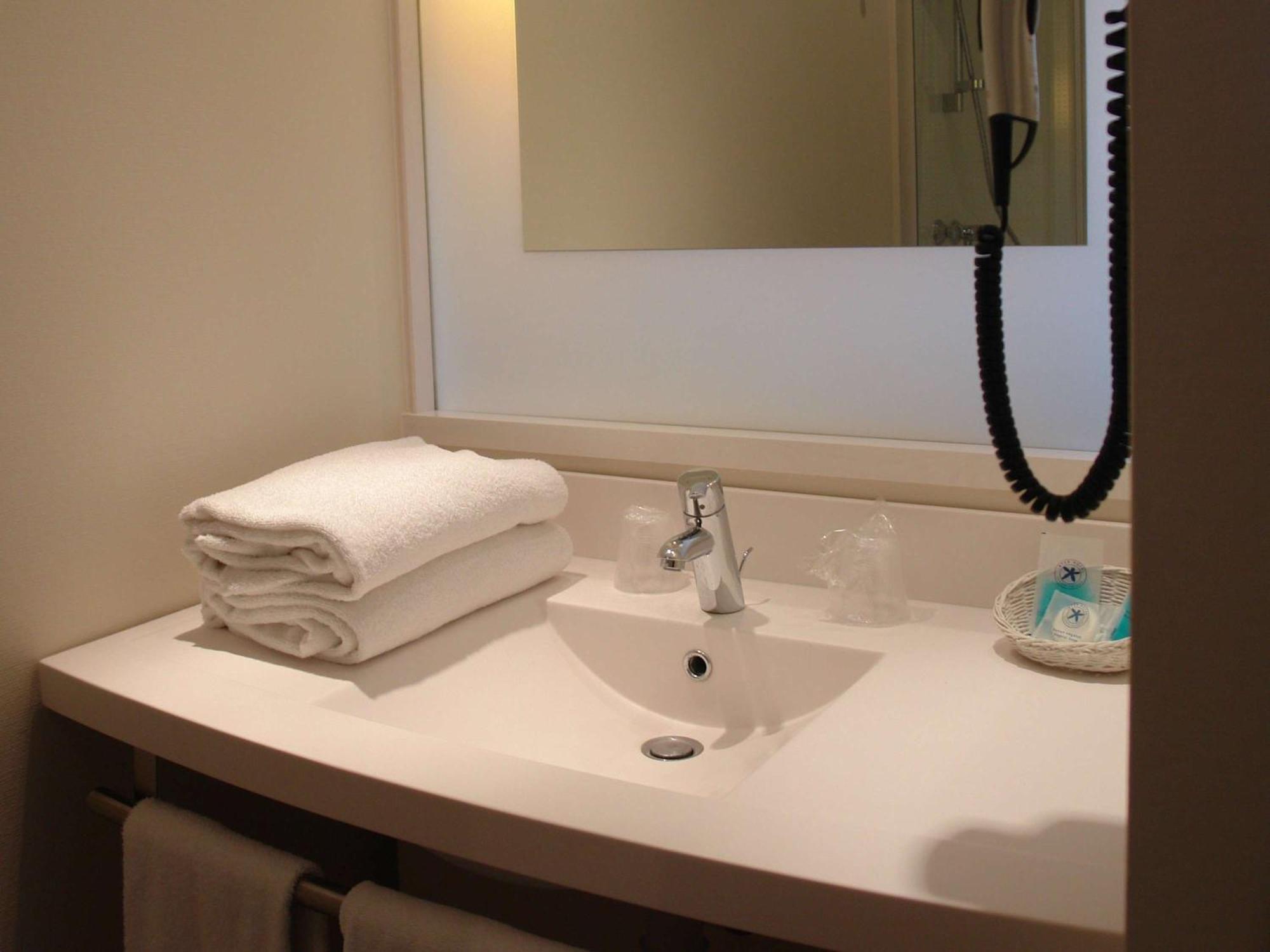 Hotel Ibis Styles Chinon Exterior foto
