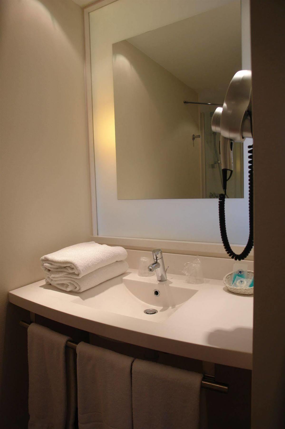 Hotel Ibis Styles Chinon Exterior foto
